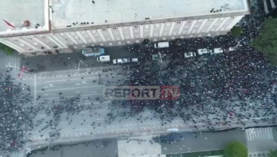 Vijon protesta e opozitës, Report TV sjell pamjet me dron