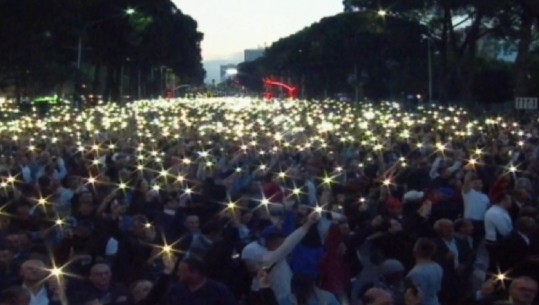 Basha përmbyll fjalimin, protestuesit ndriçojnë bulevardin me 'blic' celularësh (VIDEO)