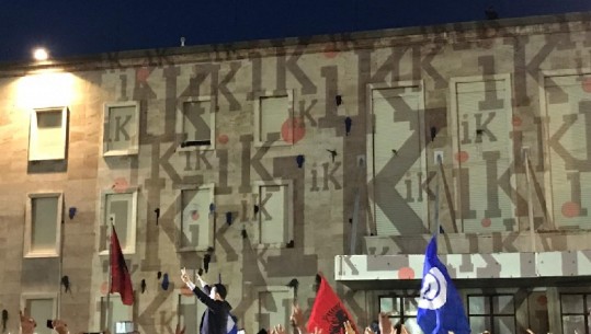 Basha kthehet në 'bazë',  projektor te muri i kryeministrisë (VIDEO)