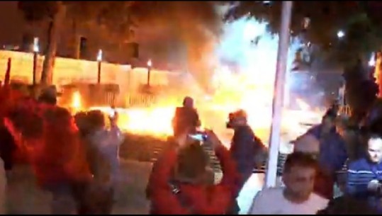 Protestuesit hedhin bomba molotov, si e parandaloi policia flakën (VIDEO)