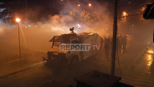 Basha merr direktiva nga Berisha, policia shpërndan turmën me ujë dhe gaz lostjellës (VIDEO)