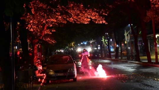 Protestuesit hedhin bomba molotov te drejtoria e policisë, turma shpërndahet me gaz lotsjellës (VIDEO)