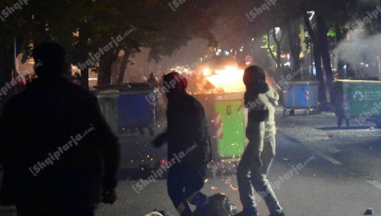 Protestuesit i vënë zjarrin kazanëve të plehrave te Drejtoria e Policisë (FOTO)