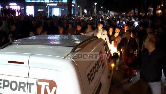Edhe media bie pre e dhunës! Protestuesit sulmojnë ekipin e Report TV tek Drejtoria e Policisë (VIDEO)