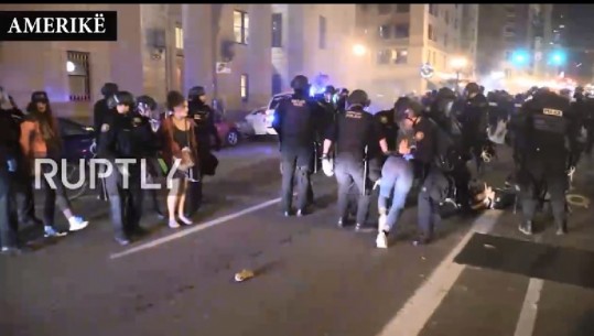 Ja si vepron policia në vendet demokratike kur ka dhunë në protesta (VIDEO)