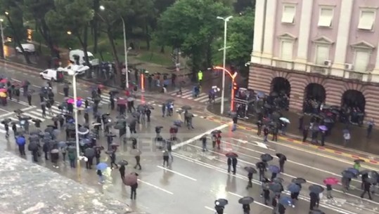 Pamje nga lart e protestës së Opozitës te bulevardi Dëshmorët e Kombit (VIDEO)