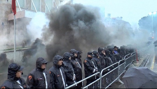 VIDEO/ Opozita 3 orë marshim proteste në shi në 5 institucione, pas thirrjeve të ndërkombëtarëve 'zhduket' molotovi
