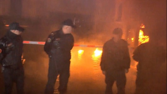 Hidhet një bombë molotov tek Policia e Tiranës, thyhen me gurë xhamat e Drejtorisë