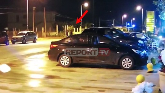 Aksidenti me 3 viktima/ Momenti kur 'Benz'-i përplasi nënën dhe vajzën në Kavajë (VIDEO)