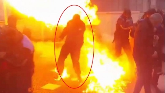 Çfarë nuk u pa nga protesta e dhunshme e 11 Majit me bomba molotov, plagoset shefi i komisariatit nr.1...me flakët nën këmbë (FOTOT)