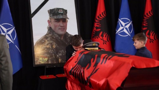 Ceremonia e homazheve/ Fëmijët dhe të afërmit i japin lamtumirën major Klodian Tanushit (VIDEO)