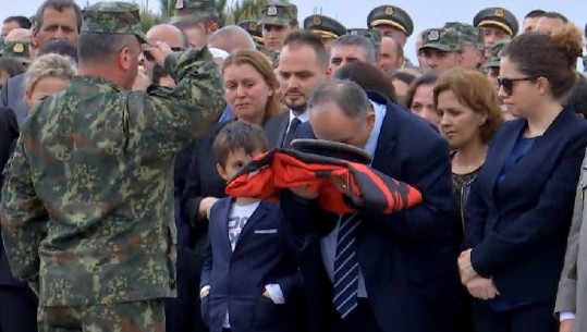 Apeli i Fundit, major Tanushi nuk përgjigjet.../ Momenti prekës kur flamuri që mbështillte arkivolin i dorëzohet të atit (VIDEO)