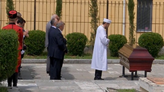 'I qoftë dheu i lehtë', major Tanushit i falet namazi para varrosjes sipas fesë islame (VIDEO)