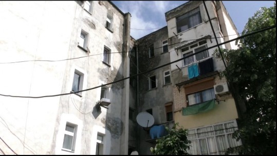  Pallati i amortizuar në Kukës, 14 familje në rrezik/ Banorët: Jetojmë me frikë