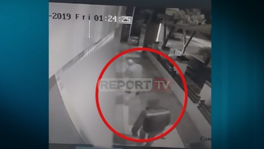 Elbasan/ Grabitësit shqyejnë derën e supermarketit pas mesnate, marrin xhiron ditore për dy minuta (VIDEO)