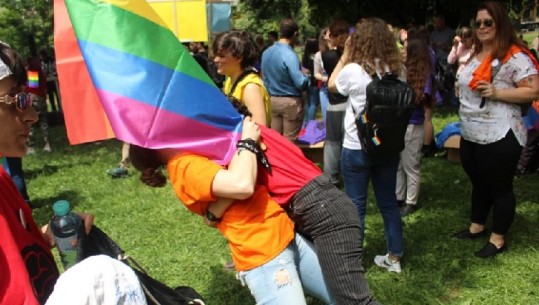 'Parada e krenarisë' e LGBTI /Puthje e përqafime në marshimin sensibilizues (VIDEO-FOTO)
