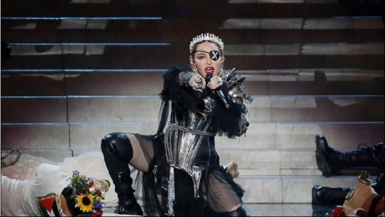 Lumë kritikash, Madonna dështon keq me shfaqjen e saj në Eurosong (FOTO)