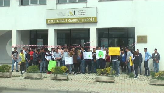 'Janë bërë domatet si VIP-at e Bllokut', Të rinjtë e FRPD protestë tek AKU në Durrës