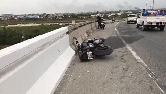 Elbasan/ Humbi kontrollin e motoçikletës e doli nga rruga, plagoset 45-vjeçari