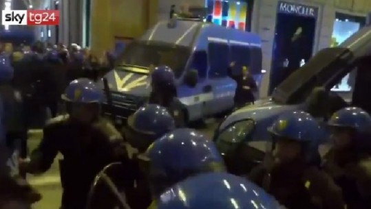 Video nga Firence/ Turma tenton të çajë kordonin e policisë, efektivët i zbrapsin me shkopa gome