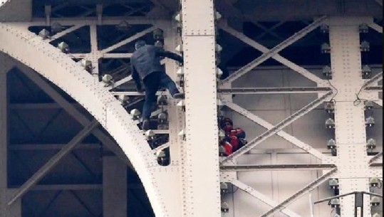 Një person i dyshimtë ngjitet me shpejtësi në Kullën Eiffel, evakuohen turistët (VIDEO)