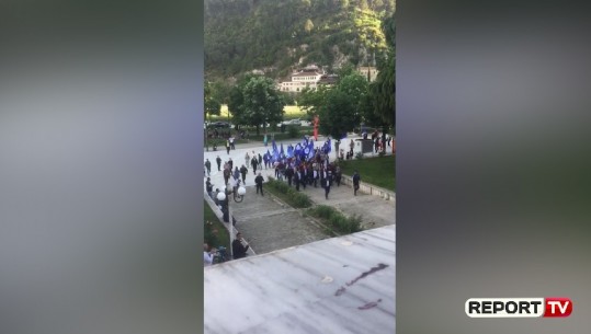Videolajm/ Ja sa militantë e shoqërojnë Bashën në Berat (dhe arsyeja pse nuk do zgjedhje)