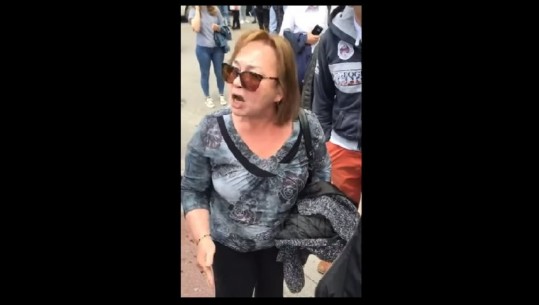 Protestë para Ministrisë së Arsimit, profesoresha amerikane revoltohet me studentët (VIDEO)