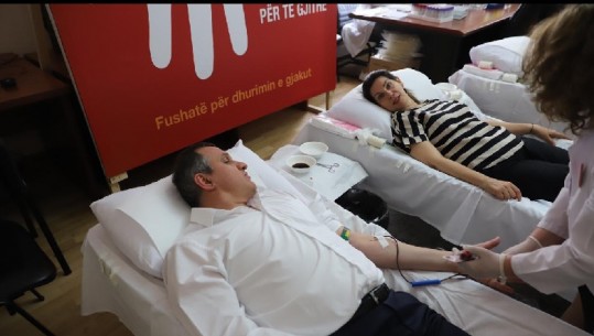 26 deputetë shqiptarë dhurojnë gjak për fëmijët talasemikë (FOTO)
