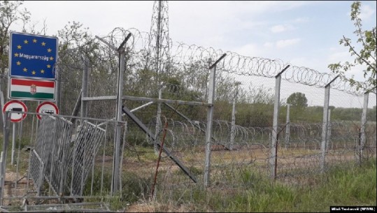 52 emigrantë ndalohen në kufirin Hungari-Serbi