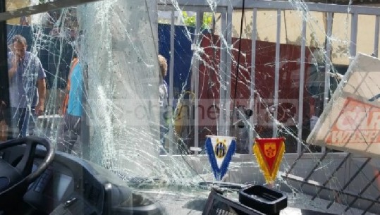 'Xing' me makinën, autobusi i Yzberishtit përplaset me murin e lavazhit (FOTOT)