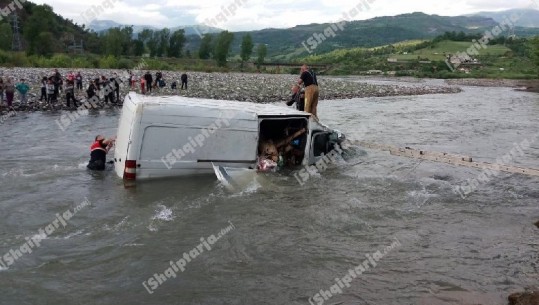 Bie në lumin Shkumbin 200 metra nga rruga, shpëtohet shoferi i dehur nga Tirana (FOTO+VIDEO)