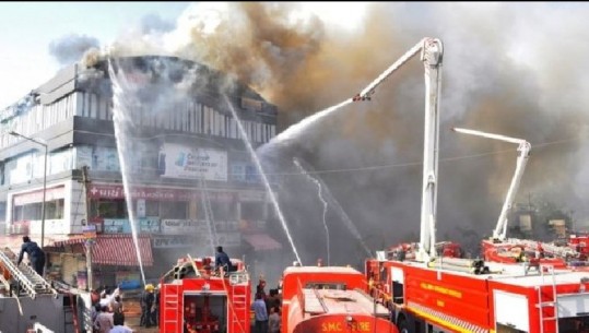 Tragjike/ Zjarr në shkollë! Humbin jetën 19 studentë indianë, 20 të tjerë të lënduar (VIDEO)
