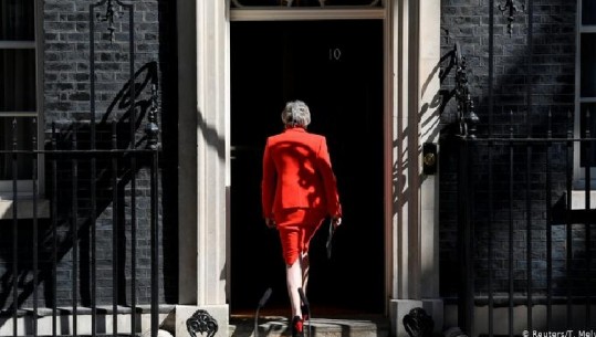 Kryeministrja britanike deklaron dorëheqjen! Ç'ndodh më tej?