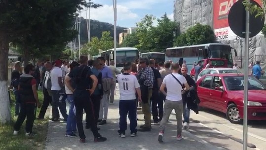 Protesta e opozitës/ Demokratët e Beratit të parët për të mbërritur në Tiranë