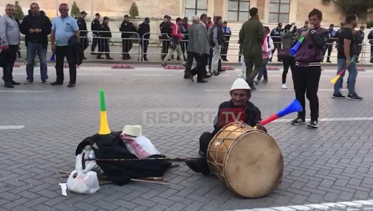 Protestuesit me daulle dhe vuvuzela përpara kryeministrisë (VIDEO)