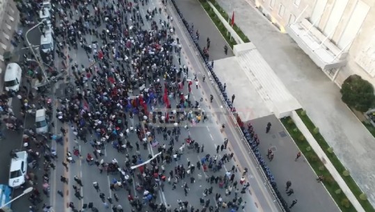 Protesta e opozitës para kryeministrisë, pamjet me dron ora 19:20 (VIDEO)