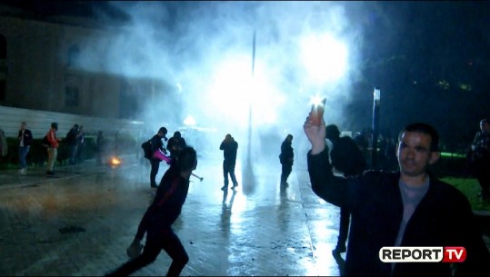 Shënohet incidenti i vetëm gjatë protestës së opozitës, mbyllet 'ende pa filluar' (VIDEO)