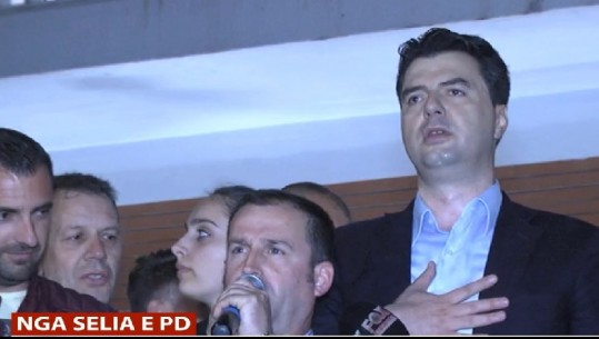 Protesta mbyllet me himnin kombëtar, Basha i kalon 'stafetën' tenorit (VIDEO)