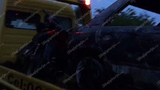 Atentati në Vlorë, motori ku udhëtonin dy të rinjtë transportohet bashkë me makinën e djegur të autorëve (VIDEO)