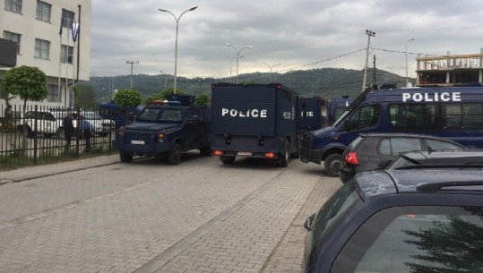 'Blic' në veri/ 4 efektivë të plagosur, 30 të arrestuar! Vuçiç: Ushtria të jetë gati, humbëm kontrollin mbi Kosovën
