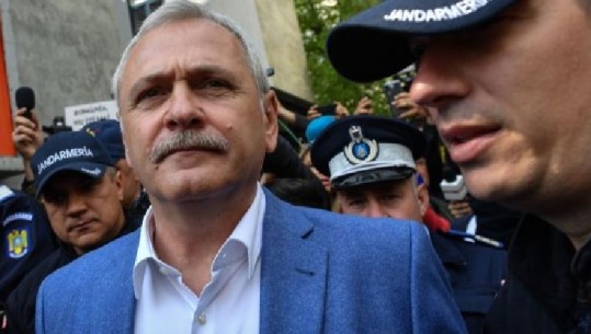 Burg për politikanin në Rumani, përcillet me letra higjienike dhe pranga fytyrës (VIDEO)