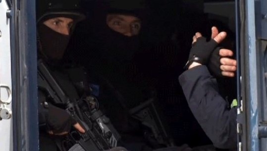 Pas aksionit në veri të Kosovës, polici bën shqiponjën me duar