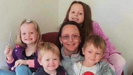Australi/ Tentoi të parakalojë kamionin, aksidenti i rëndë i merr jetën nënës dhe 4 fëmijëve të saj 