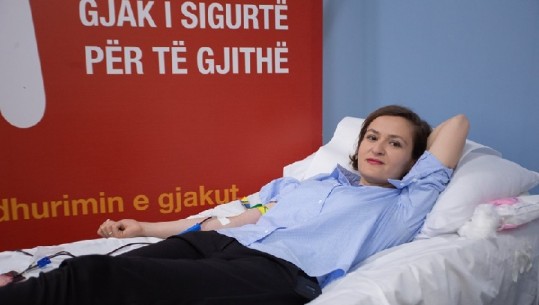 Ministrja e Arsimit dhuron gjak për fëmijët talasemikë