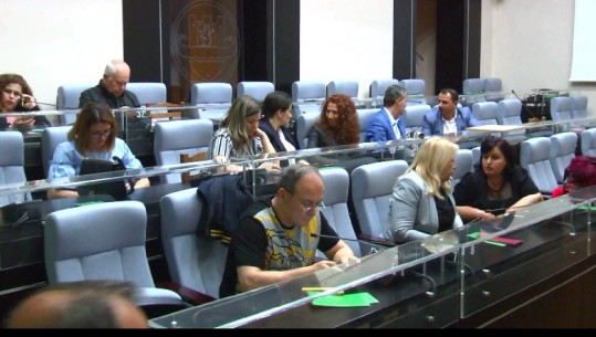 Bojkoti i opozitës ndëshkon qytetarët e Durrësit/ Dështon mbledhja e fundit e Këshillit