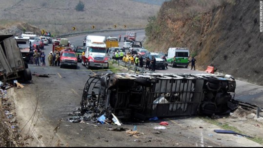Meksikë/ Autobusi me pelegrinë katolikë godet kamionin e mallrave, 23 persona humbin jetën