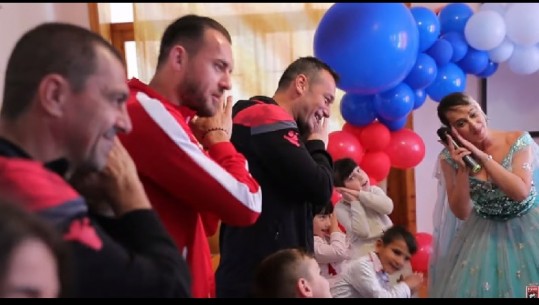 Gjesti fisnik i kuqezinjve për fëmijët jetimë në Durrës...Momentet emocionuese (VIDEO)