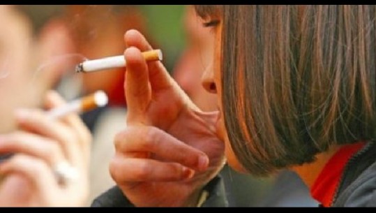 Rritet numri i vajzave shqiptare që pijnë duhan! 100 raste më shumë me sëmundjen e mushkrive 