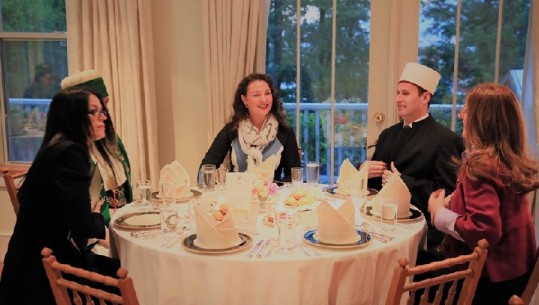 Ambasada Amerikane shtron iftar, mesazhi i Leyla Moses: Të ushqejmë dialogun dhe parimet demokratike