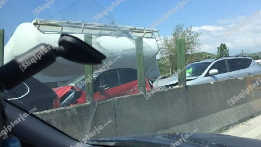 Aksident masiv në autostradën Tiranë-Durrës, lëndohen dy persona (FOTO)